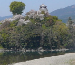 肘川越しに臨む大洲城