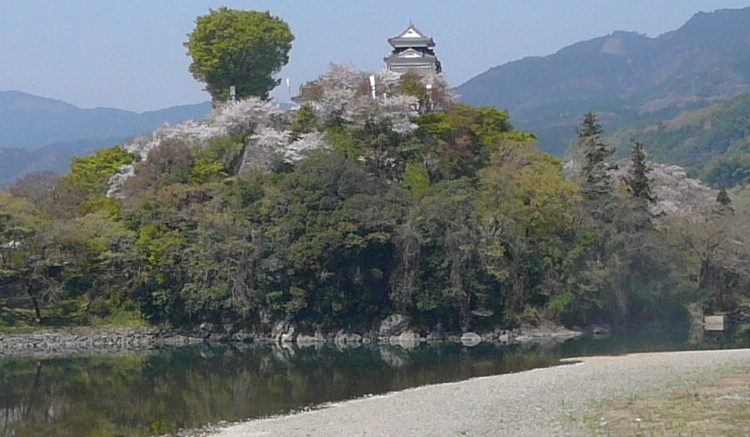 肘川越しに臨む大洲城