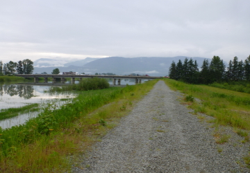 ヴェーダー川から1号線を望む