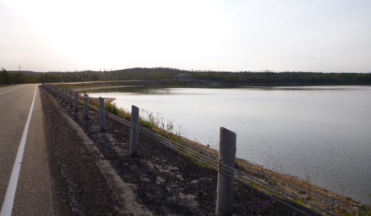 ホワイトレイク沿いの17号線