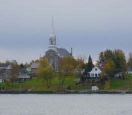オタワ川向こうの教会