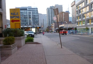 トロント市内のバス停近く