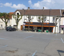 ホテル近くの食料品店