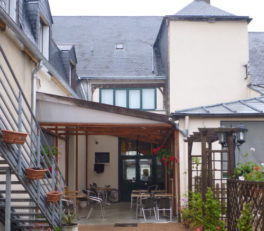 アルテネイ町のホテル