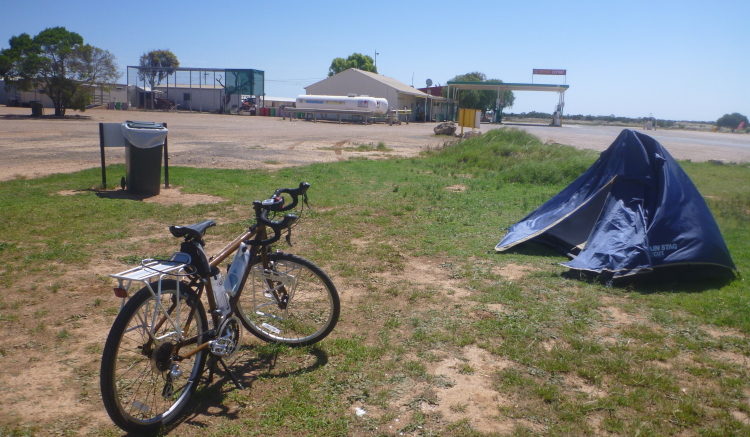 Cocklebiddy町のキャンプ場